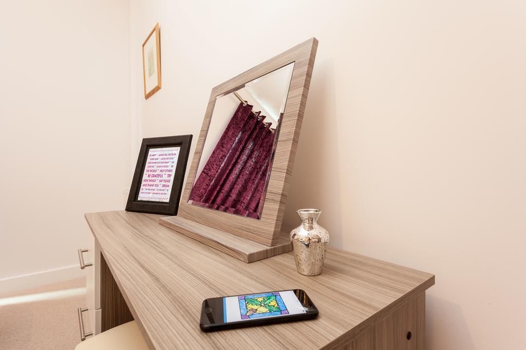 Self-Contained Town Centre One Bedroom Apartments By Helmswood Serviced Apartments Redhill (Surrey) Exterior photo