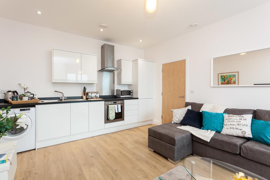 Self-Contained Town Centre One Bedroom Apartments By Helmswood Serviced Apartments Redhill (Surrey) Exterior photo