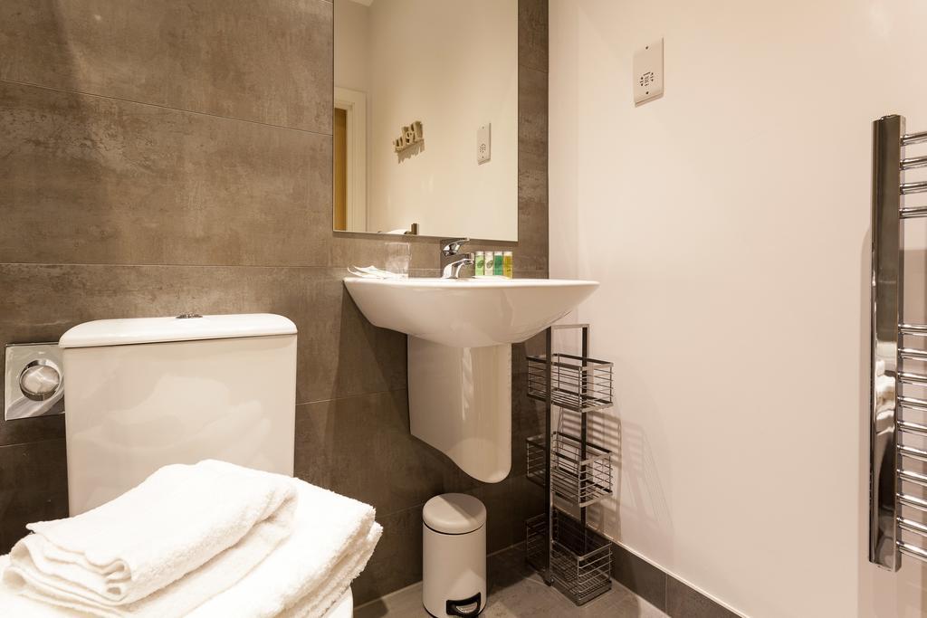 Self-Contained Town Centre One Bedroom Apartments By Helmswood Serviced Apartments Redhill (Surrey) Exterior photo