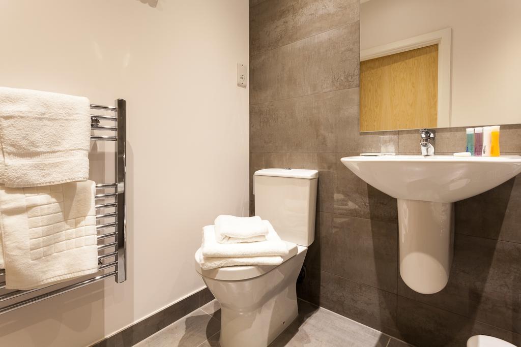 Self-Contained Town Centre One Bedroom Apartments By Helmswood Serviced Apartments Redhill (Surrey) Exterior photo
