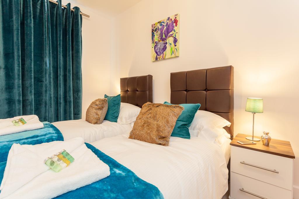 Self-Contained Town Centre One Bedroom Apartments By Helmswood Serviced Apartments Redhill (Surrey) Exterior photo