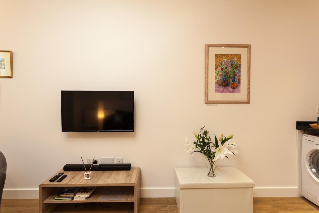 Self-Contained Town Centre One Bedroom Apartments By Helmswood Serviced Apartments Redhill (Surrey) Exterior photo