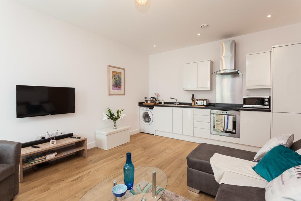Self-Contained Town Centre One Bedroom Apartments By Helmswood Serviced Apartments Redhill (Surrey) Exterior photo