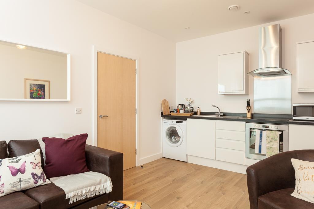 Self-Contained Town Centre One Bedroom Apartments By Helmswood Serviced Apartments Redhill (Surrey) Exterior photo