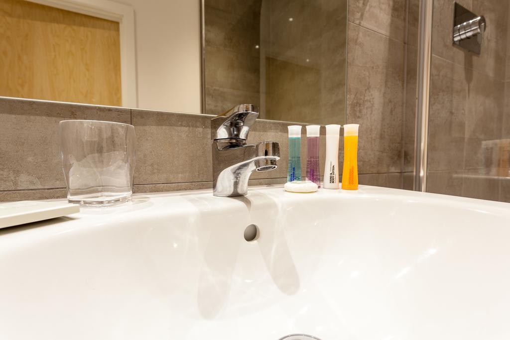 Self-Contained Town Centre One Bedroom Apartments By Helmswood Serviced Apartments Redhill (Surrey) Exterior photo