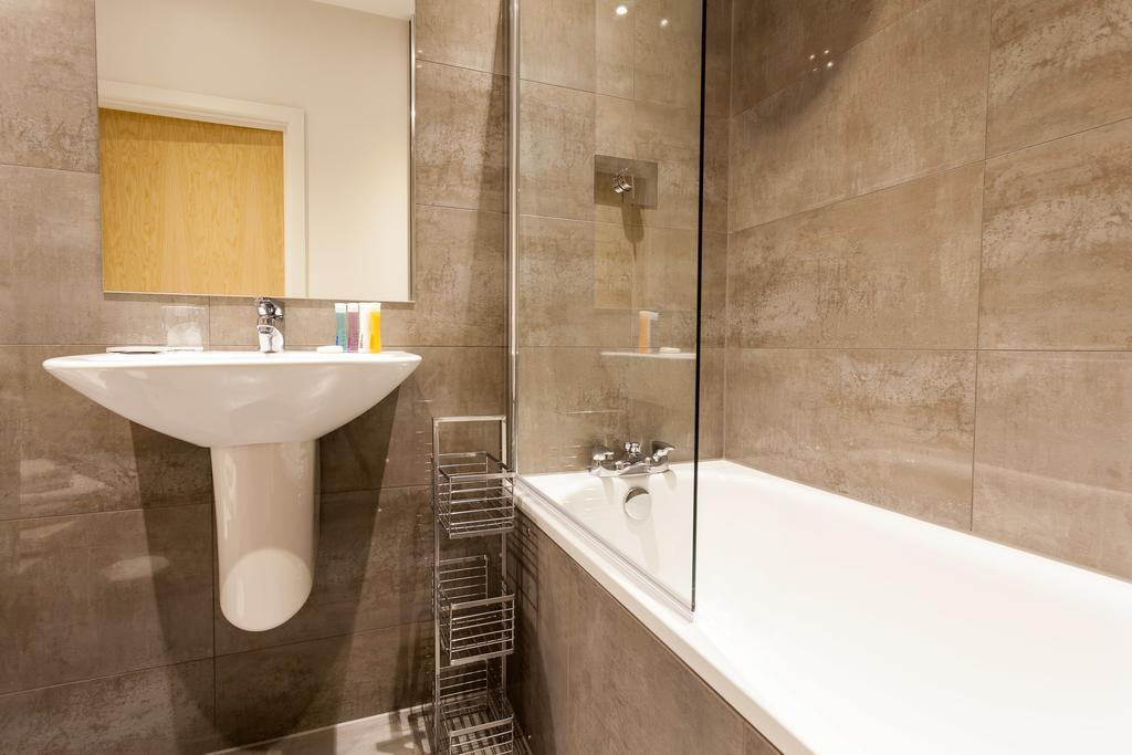 Self-Contained Town Centre One Bedroom Apartments By Helmswood Serviced Apartments Redhill (Surrey) Exterior photo