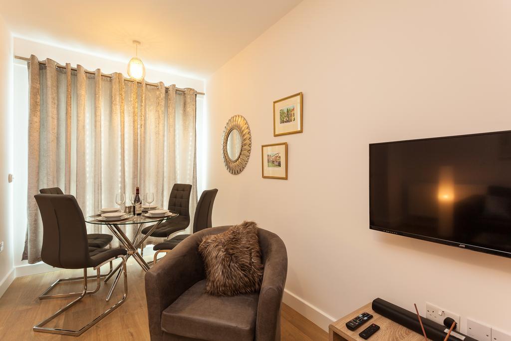 Self-Contained Town Centre One Bedroom Apartments By Helmswood Serviced Apartments Redhill (Surrey) Exterior photo